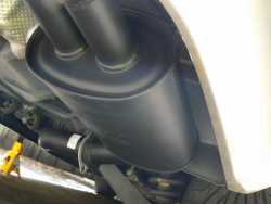 Rubber hanger fitted to the muffler and vehicle